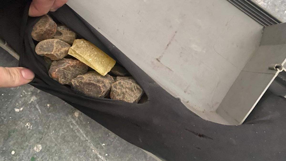 Львівські митники знайшли коштовне каміння у жіночих панчохах: фото і відео Львівські митники знайшли коштовне каміння у жіночих панчохах: фото і відео