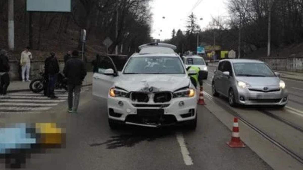 У Львові водій BMW X5 на смерть збив 58-річну кур'єрку Glovo: фото У Львові водій BMW X5 на смерть збив 58-річну кур'єрку Glovo: фото