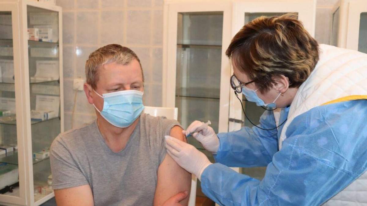На Львівщині розпочалась вакцинація від коронавірусу препаратом Pfizer На Львівщині розпочалась вакцинація від коронавірусу препаратом Pfizer