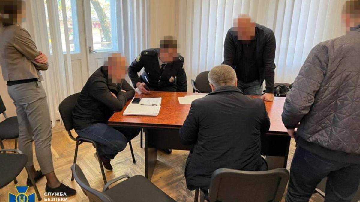 Підозрюваним у торгівлі наркотиками поліцейським призначили застави