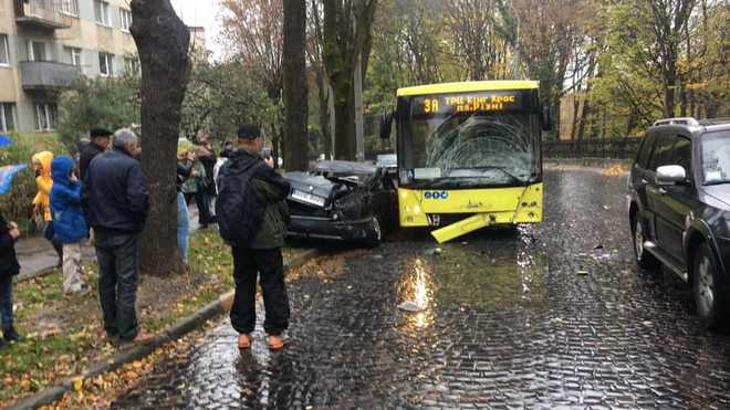 Автобус отъезжает от остановки мужчина в возрасте долго бежит